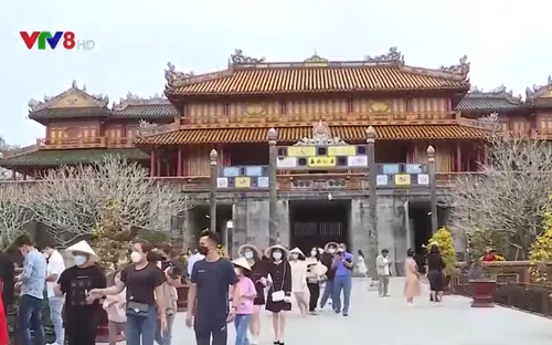 Du khách đến Huế tăng cao