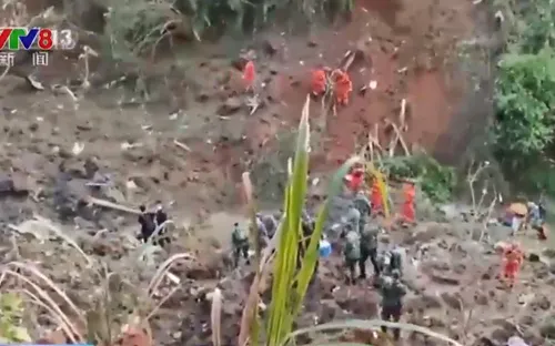 Trung Quốc dồn lực cứu hộ vụ máy bay rơi