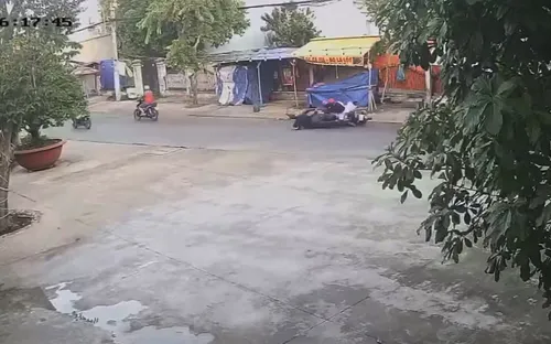 Giật điện thoại bất thành, kẻ cướp bỏ xe máy chạy bộ thoát thân