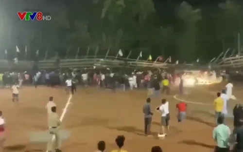 Ấn Độ: Sập khán đài bóng đá khiến hơn 200 người bị thương