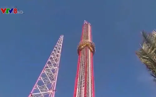 Thiếu niên Mỹ tử nạn vì ngã khỏi tháp rơi tự do