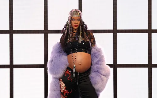 Mãn nhãn với thời trang "bà bầu" đầy cá tính của Rihanna