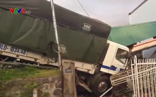 Lâm Đồng: Xe tải lao vào nhà dân khiến nhiều người bị thương