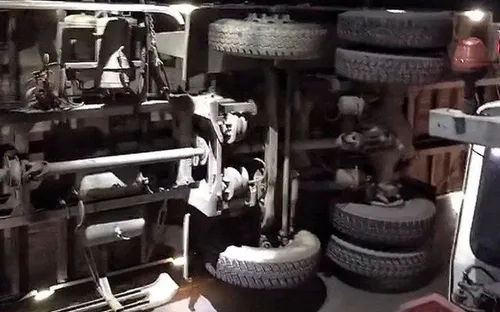 Lật xe tải trong đêm, 2 bố con tử vong