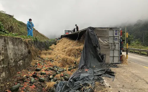 Lật xe tải chở dưa hấu trên đèo Lò Xo, tài xế tử vong tại chỗ