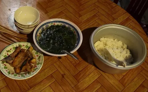 Bữa cơm vắng mẹ của cô bé có ước mơ làm giáo viên