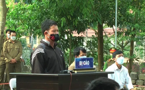 Lĩnh 13 tháng tù vì dùng đá đập công an viên