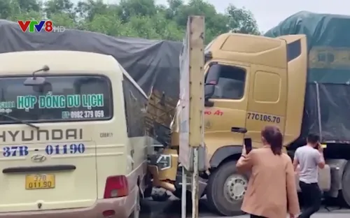 Xe đầu kéo tông liên hoàn 2 ô tô, tuyến tránh 1A ùn tắc cục bộ