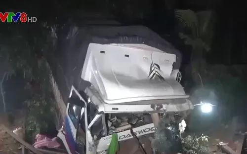 Ô tô tải lao vào nhà dân ở Quảng Bình, 3 người tử vong