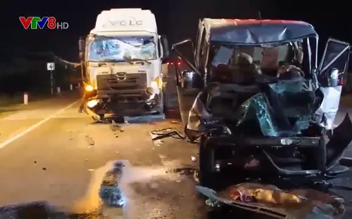 Quảng Ngãi: Tai nạn liên hoàn, 9 người thương vong