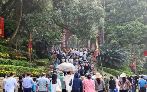 Kiều bào về nước dự lễ giỗ tổ Hùng Vương