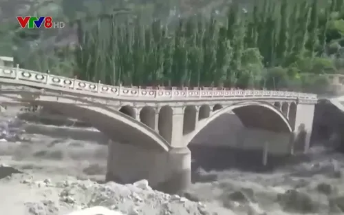 Cây cầu tại Pakistan bị cuốn trôi trong dòng nước xiết