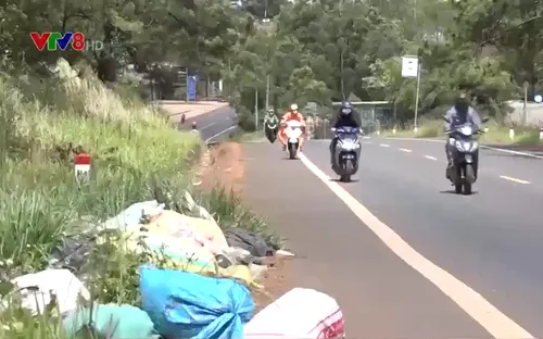 Tái diễn tình trạng xả rác bừa bãi trên Quốc lộ 14