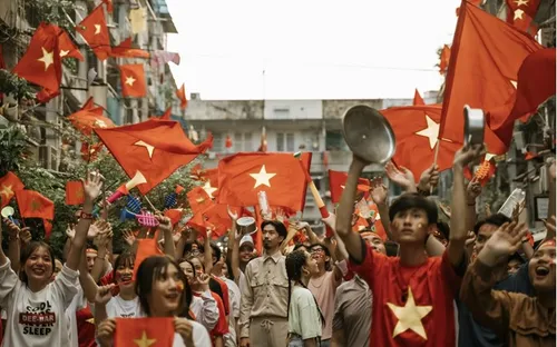 Bóng đá “cháy" trong MV của Đen, người Việt “sôi sục” mong chiến thắng