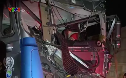 Tài xế xe tải tử vong sau khi đâm vào đuôi xe đầu kéo đang đứng chờ đèn đỏ