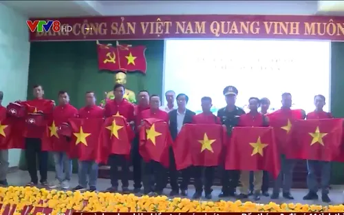 Trao tặng cờ Tổ quốc cho ngư dân Thừa Thiên - Huế