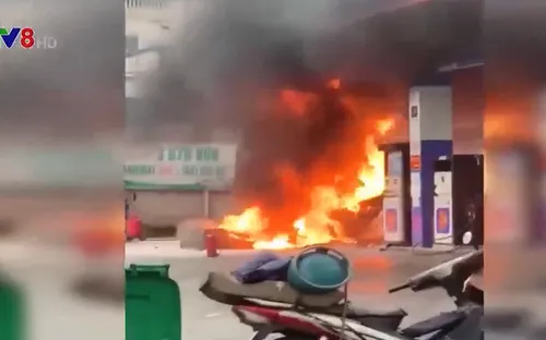 TP Huế: Xe ô tô đâm vào cây xăng bốc cháy