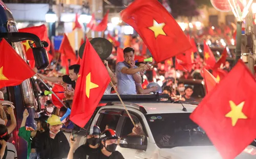 Người hâm mộ "nhuộm đỏ" mọi ngả đường mừng chiến thắng của U23 Việt Nam