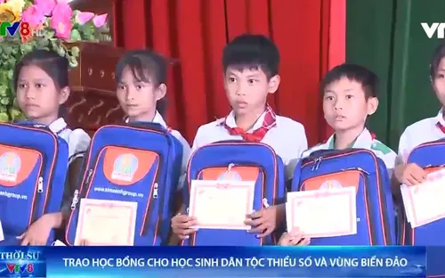 Bình Định: Trao học bổng cho học sinh dân tộc thiểu số và vùng biển đảo