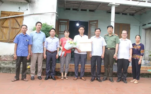 Khen thưởng người hùng cứu hộ xe máy mất phanh