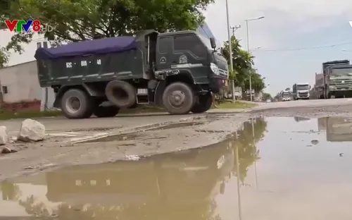 Quảng Ngãi: Xe chở đất đá hoành hành vùng giáp ranh