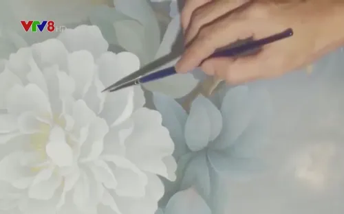 Người vẽ tranh lụa trên áo dài