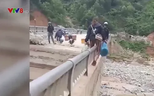 Người dân "làm xiếc" để qua sông