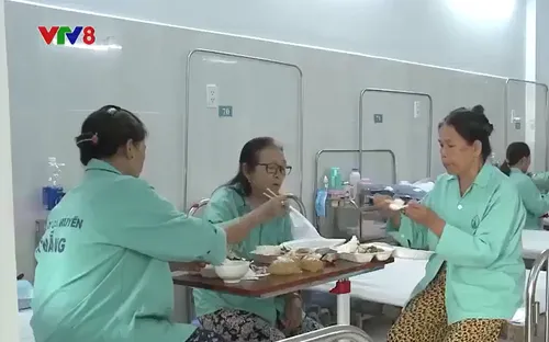 Ấm lòng những "Dĩa cơm trên tường"