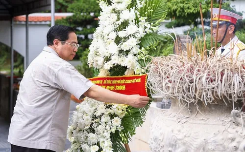 Thủ tướng dâng hương tưởng nhớ các anh hùng liệt sĩ tại Hà Tĩnh