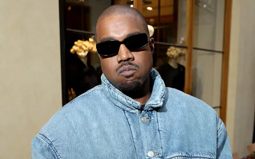 Kanye West cáo buộc Adidas "bắt chước" mẫu giày Yeezy của mình