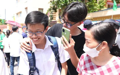 Phụ huynh, học sinh thở phào sau môn thi cuối cùng kỳ thi vào lớp 10 của Hà Nội