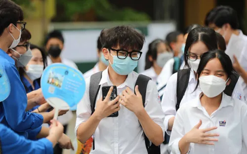 Đề thi tiếng Anh vào lớp 10 "dễ thở", thí sinh phấn khởi rời phòng thi