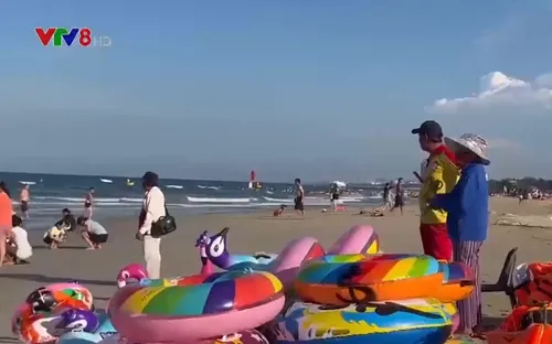 Đà Nẵng: Người dân và du khách đổ ra biển để "giải nhiệt"