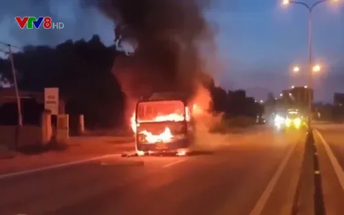 Ô tô bốc cháy dữ dội trên Quốc lộ 1 ở Quảng Nam