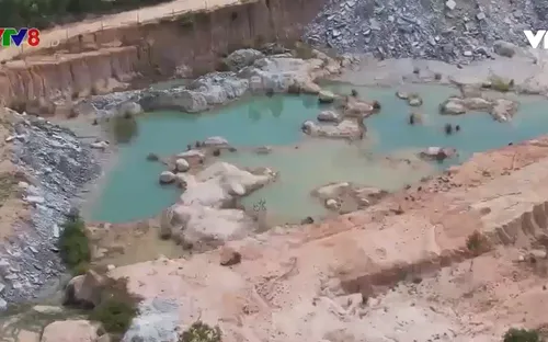 Dùng bột đá san lấp các hố sâu do khai thác đất trái phép