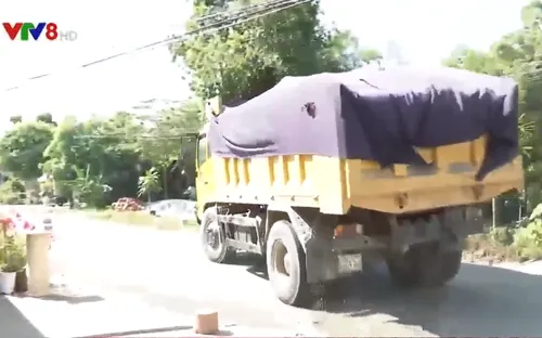Xe ben chở đất đá - "hung thần" trên đường quê