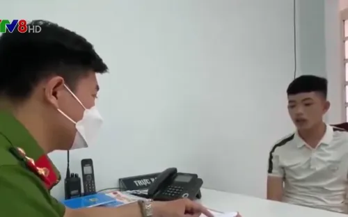 Bắt hai thanh niên lấy cắp xe máy bằng chiêu thức leo tường đột nhập