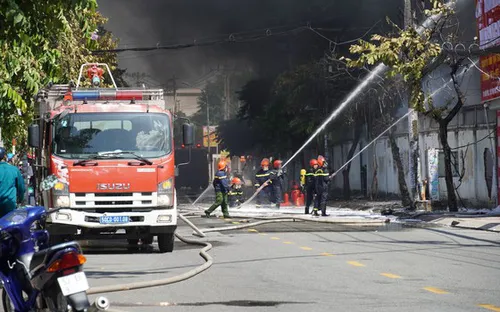 Cháy lớn tại bãi chứa xe vi phạm giao thông