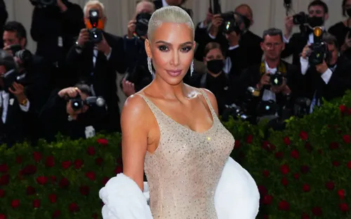 Giảm cân để mặc váy của Marilyn Monroe, Kim Kardashian tự so sánh mình với Christian Bale