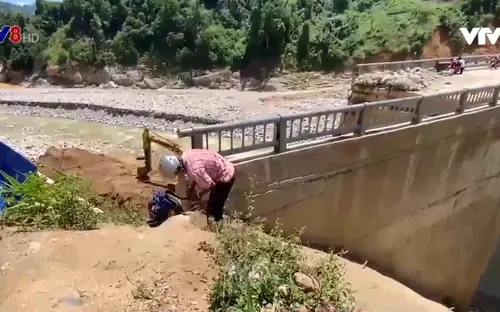 Cầu liên xã đứt gãy, dân đu lan can qua sông