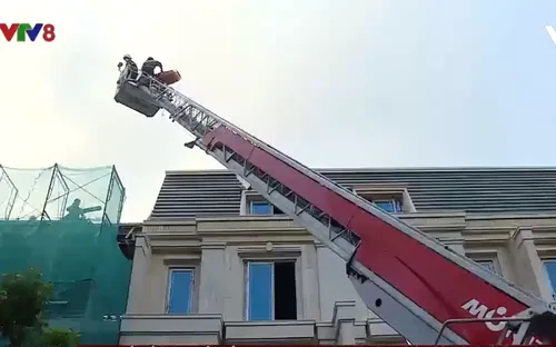 Sập cần cẩu đang bơm bê tông, 2 công nhân tử vong