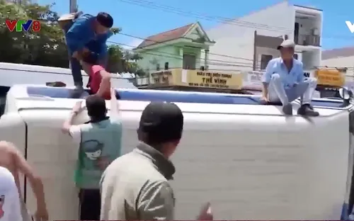 Nỗ lực cứu hành khách mắc kẹt trong ô tô bị lật