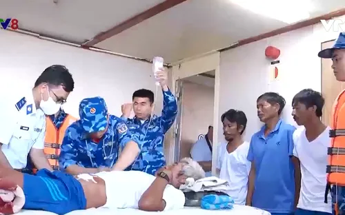 04 thuyền viên tàu cá Bình Thuận bị nạn đã vào bờ an toàn