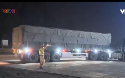 Công an Thanh Hoá và Nghệ An tăng cường xử lý xe quá khổ, quá tải