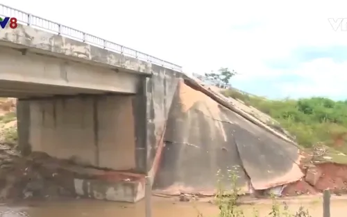 Cầu tuyến tránh TP Kon Tum chưa bàn giao đã sạt lở