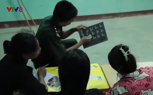 Lớp học xóa mù chữ trên đỉnh Trường Sơn