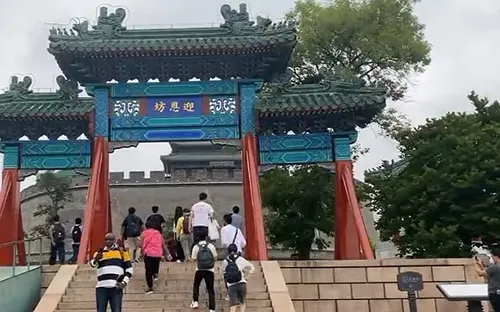 Nhiều khách du lịch chọn tham quan Vạn Lý Trường Thành