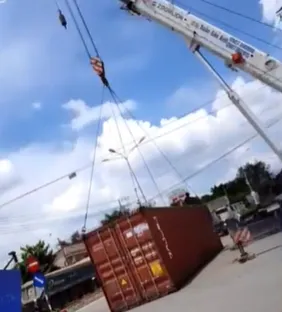 Container rơi thùng khi vào cua, nhiều người may mắn thoát nạn