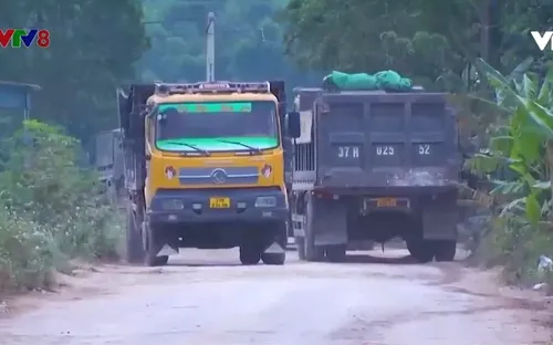Xe quá khổ quá tải "băm nát" đường vào vùng khai thác khoáng sản