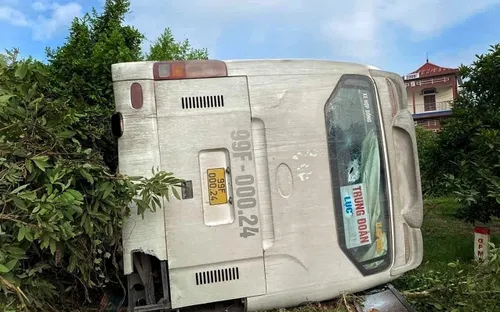 Lật xe chở công nhân ở Bắc Giang, một phụ nữ đứt lìa cánh tay